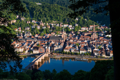 Heidelberg - Heiliggeistkirche - Nordseite - Blick vom Oberen Philosophenweg (direkt unterhalb der Meriankanzel) auf Heidelberg, die Alte Brücke und die Heiliggeistkirche (ähnlich einem Ausschnitt des Kupferstichs "Große Stadtansicht Heidelbergs" von Matthäus Merian von 1620) (aufgenommen im Juni 2015, am frühen Abend ) Heidelberg - Heiliggeistkirche - Nordseite - Blick vom Oberen Philosophenweg (direkt unterhalb der Meriankanzel) auf Heidelberg, die Alte Brücke und die Heiliggeistkirche (ähnlich einem Ausschnitt des Kupferstichs "Große Stadtansicht Heidelbergs" von Matthäus Merian von 1620) (aufgenommen im Juni 2015, am frühen Abend )