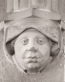 Heidelberg - Heiliggeistkirche - Südempore - Südseite - 5. Figur am unteren Dienstabschluß, von Westen aus gezählt (aufgenommen im Juni 2015, am Nachmittag) Heidelberg - Heiliggeistkirche - Südempore - Südseite - 5. Figur am unteren Dienstabschluß, von Westen aus gezählt (aufgenommen im Juni 2015, am Nachmittag)