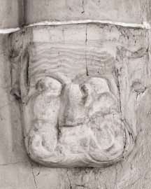 Heidelberg - Heiliggeistkirche - Mittelschiff - Nordostseite - Triumphbogen (links unten neben Malerei "Drei Männer im Feuerofen") - Figur am unteren Dienstabschluß (aufgenommen im Juni 2015, am Nachmittag)