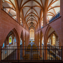 Heidelberg - Heiliggeistkirche - Mittelschiff - Blick von Westempore auf die Schiffe, Emporen und den Chor (aufgenommen im Juli 2015, am Nachmittag) Heidelberg - Heiliggeistkirche - Nordschiff - Blick von Nordwesten in die Schiffe und auf die Südempore (aufgenommen im Juni 2015, am späten Vormittag)