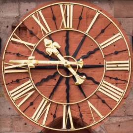 Heidelberg - Heiliggeistkirche - Turm - Ostseite - Zifferblatt der Turmuhr (aufgenommen im Juli 2015, am späten Vormittag) Heidelberg - Heiliggeistkirche - Turm - Ostseite - Zifferblatt der Turmuhr (aufgenommen im Juli 2015, am späten Vormittag)