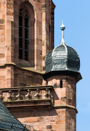 Heidelberg - Heiliggeistkirche - Turm - Blick vom nordöstlichen Marktplatz auf den Turmaufgang mit der Zwiebelhaube (aufgenommen im Juli 2015, am späten Vormittag) Heidelberg - Heiliggeistkirche - Turm - Blick vom nordöstlichen Marktplatz auf den Turmaufgang mit der Zwiebelhaube (aufgenommen im Juli 2015, am späten Vormittag)
