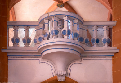 Heidelberg - Heiliggeistkirche - Westbau - Mittlere Zwischen-/Orgelempore - Südseite - Blick vom Südschiff auf den barocken Balkon (aufgenommen im Juli 2015, am Nachmittag) Heidelberg - Heiliggeistkirche - Westbau - Mittlere Zwischen-/Orgelempore - Südseite - Blick vom Südschiff auf den barocken Balkon (aufgenommen im Juli 2015, am Nachmittag)