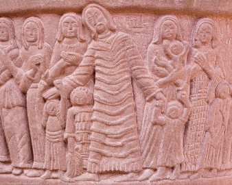 Heidelberg - Heiliggeistkirche - Altarbereich - Taufbecken von Edzard Hobbing - Segment "Christus" (aufgenommen im August 2015, um die Mittagszeit) Heidelberg - Heiliggeistkirche - Altarbereich - Taufbecken von Edzard Hobbing - Segment "Christus" (aufgenommen im August 2015, um die Mittagszeit)