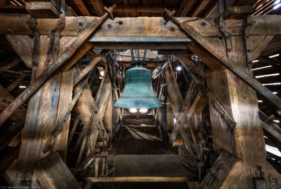 Heidelberg - Heiliggeistkirche - Glockenstuhl - Christus-Glocke von 1738 (Durchmesser 144 cm), von Osten aus gesehen (aufgenommen im August 2015, am Nachmittag) Heidelberg - Heiliggeistkirche - Glockenstuhl - Christus-Glocke von 1738 (Durchmesser 144 cm), von Osten aus gesehen (aufgenommen im August 2015, am Nachmittag)