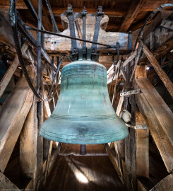 Heidelberg - Heiliggeistkirche - Glockenstuhl - Christus-Glocke von 1738 (Durchmesser 144 cm), von Osten aus gesehen (aufgenommen im August 2015, am Nachmittag) Heidelberg - Heiliggeistkirche - Glockenstuhl - Christus-Glocke von 1738 (Durchmesser 144 cm), von Osten aus gesehen (aufgenommen im August 2015, am Nachmittag)