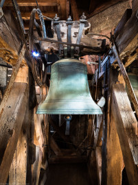Heidelberg - Heiliggeistkirche - Glockenstuhl - Dreifaltigkeit-Glocke von 1738 (Durchmesser 93 cm), von Westen aus gesehen (aufgenommen im August 2015, am späten Nachmittag) Heidelberg - Heiliggeistkirche - Glockenstuhl - Dreifaltigkeit-Glocke von 1738 (Durchmesser 93 cm), von Westen aus gesehen (aufgenommen im August 2015, am späten Nachmittag)
