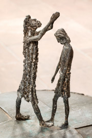 Heidelberg - Heiliggeistkirche - Taufbecken von Edzard Hobbing - Figuren auf dem Deckel eines Taufbeckens (Deckel ist in der Heiliggeistkiche vorhanden, jedoch nicht das Taufbecken) (aufgenommen im September 2015, am späten Nachmittag) Heidelberg - Heiliggeistkirche - Taufbecken von Edzard Hobbing - Figuren auf dem Deckel eines Taufbeckens (Deckel ist in der Heiliggeistkiche vorhanden, jedoch nicht das Taufbecken) (aufgenommen im September 2015, am späten Nachmittag)