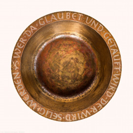 Heidelberg - Heiliggeistkirche - Altarbereich - Wanne des Taufbeckens von Edzard Hobbing (aufgenommen im September 2015, am Nachmittag) Heidelberg - Heiliggeistkirche - Altarbereich - Wanne des Taufbeckens von Edzard Hobbing (aufgenommen im September 2015, am Nachmittag)