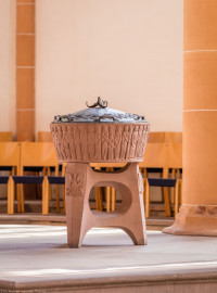 Heidelberg - Heiliggeistkirche - Altarbereich - Blick von der Chormitte auf das Taufbecken von Edzard Hobbing (aufgenommen im September 2015, um die Mittagszeit) Heidelberg - Heiliggeistkirche - Altarbereich - Blick von der Chormitte auf das Taufbecken von Edzard Hobbing (aufgenommen im September 2015, um die Mittagszeit)