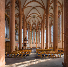 Heidelberg - Heiliggeistkirche - Chor - Blick in den Chor mit Säulen, Gewölbe, Orgel, Kanzel und Altar (aufgenommen im September 2015, um die Mittagszeit) Heidelberg - Heiliggeistkirche - Chor - Blick in den Chor mit Säulen, Gewölbe, Orgel, Kanzel und Altar (aufgenommen im September 2015, um die Mittagszeit)