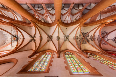 Heidelberg - Heiliggeistkirche - Südliches Seitenschiff - Gesamtansicht des Gewölbes, vom Zentrum des Seitenschiffs aus gesehen (aufgenommen im September 2015, am frühen Nachmittag) Heidelberg - Heiliggeistkirche - Südliches Seitenschiff - Gesamtansicht des Gewölbes, vom Zentrum des Seitenschiffs aus gesehen (aufgenommen im September 2015, am frühen Nachmittag)