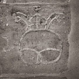 Heidelberg - Heiliggeistkirche - Südostseite - Altes Brezelmaß, eingeritzt in die Wand (aufgenommen im Oktober 2015, am Vormittag) Heidelberg - Heiliggeistkirche - Südostseite - Altes Brezelmaß, eingeritzt in die Wand (aufgenommen im Oktober 2015, am Vormittag)