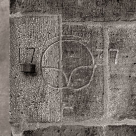 Heidelberg - Heiliggeistkirche - Südseite - Altes Brezelmaß, eingeritzt in die Wand (aufgenommen im Oktober 2015, am Vormittag) Heidelberg - Heiliggeistkirche - Südseite - Altes Brezelmaß, eingeritzt in die Wand (aufgenommen im Oktober 2015, am Vormittag)