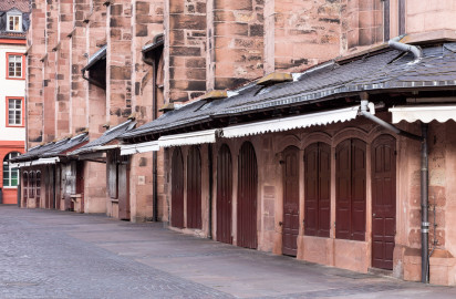 Heidelberg - Heiliggeistkirche - Südseite - Blick vom südostlichen Marktplatz auf die Ladenanbauten (aufgenommen im Oktober 2015, am Vormittag) Heidelberg - Heiliggeistkirche - Südseite - Blick vom südostlichen Marktplatz auf die Ladenanbauten (aufgenommen im Oktober 2015, am Vormittag)