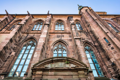 Heidelberg - Heiliggeistkirche - Aussen / Nord - Blick vom mittleren Portal nach oben auf die Nordfassade (aufgenommen im Oktober 2015, um die Mittagszeit) Heidelberg - Heiliggeistkirche - Aussen / Nord - Blick vom mittleren Portal nach oben auf die Nordfassade (aufgenommen im Oktober 2015, um die Mittagszeit)