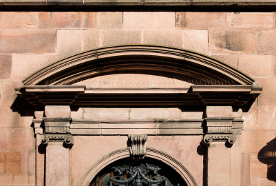 Heidelberg - Heiliggeistkirche - Südseite - Westliches Südportal - Oberer Abschluss des Portals (aufgenommen im Oktober 2015, um die Mittagszeit)