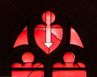 Heidelberg - Heiliggeistkirche - Südschiff - 1. Joch, von Westen aus gezählt - Maßwerk des "Physik-Fensters" von Johannes Schreiter (aufgenommen im Oktober 2015, am Nachmittag) Heidelberg - Heiliggeistkirche - Südschiff - 1. Joch, von Westen aus gezählt - Maßwerk des "Physik-Fensters" von Johannes Schreiter (aufgenommen im Oktober 2015, am Nachmittag)