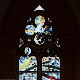 Heidelberg - Heiliggeistkirche - Nordschiff - 2. Joch, von Westen aus gezählt - Maßwerk und Felder der ersten Zeile des Fensters "Schöpfungsgeschichte - Gottes Geist über dem Chaos" von Hella De Santarossa (aufgenommen im Oktober 2015, am späten Nachmittag) Heidelberg - Heiliggeistkirche - Nordschiff - 2. Joch, von Westen aus gezählt - Maßwerk und Felder der ersten Zeile des Fensters "Schöpfungsgeschichte - Gottes Geist über dem Chaos" von Hella De Santarossa (aufgenommen im Oktober 2015, am späten Nachmittag)