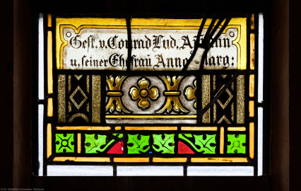 Heidelberg - Heiliggeistkirche - Südschiff - 2. Joch, von Westen aus gezählt - Feld (mit Wappen) des Ornamentfensters (aufgenommen im Oktober 2015, um die Mittagszeit) Heidelberg - Heiliggeistkirche - Südschiff - 2. Joch, von Westen aus gezählt - Feld (mit Wappen) des Ornamentfensters (aufgenommen im Oktober 2015, um die Mittagszeit)