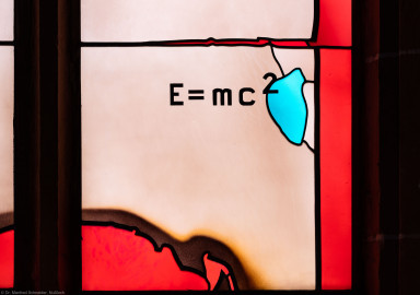Heidelberg - Heiliggeistkirche - Südschiff - 1. Joch, von Westen aus gezählt - Ausschnitt aus dem "Physik-Fenster" von Johannes Schreiter (aufgenommen im Oktober 2015, am Nachmittag) Heidelberg - Heiliggeistkirche - Südschiff - 1. Joch, von Westen aus gezählt - Ausschnitt aus dem "Physik-Fenster" von Johannes Schreiter (aufgenommen im Oktober 2015, am Nachmittag)