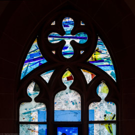 Heidelberg - Heiliggeistkirche - Nordschiff - 1. Joch, von Westen aus gezählt - Maßwerk und Felder der ersten Zeile des Fensters "Schöpfungsgeschichte - Gottes Geist über den Wassern" von Hella De Santarossa (aufgenommen im Oktober 2015, am späten Nachmittag) Heidelberg - Heiliggeistkirche - Nordschiff - 1. Joch, von Westen aus gezählt - Maßwerk und Felder der ersten Zeile des Fensters "Schöpfungsgeschichte - Gottes Geist über den Wassern" von Hella De Santarossa (aufgenommen im Oktober 2015, am späten Nachmittag)