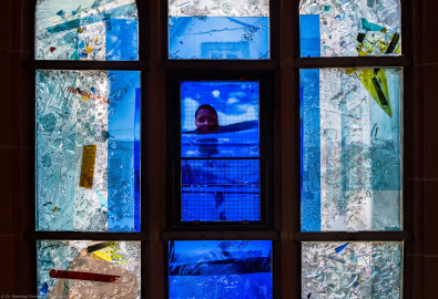 Heidelberg - Heiliggeistkirche - Nordschiff - 1. Joch, von Westen aus gezählt - Zweite Zeile des Fensters "Schöpfungsgeschichte - Gottes Geist über den Wassern" von Hella De Santarossa (aufgenommen im Oktober 2015, am frühen Nachmittag) Heidelberg - Heiliggeistkirche - Nordschiff - 1. Joch, von Westen aus gezählt - Zweite Zeile des Fensters "Schöpfungsgeschichte - Gottes Geist über den Wassern" von Hella De Santarossa (aufgenommen im Oktober 2015, am frühen Nachmittag)