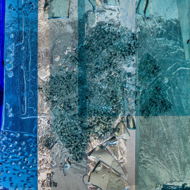 Heidelberg - Heiliggeistkirche - Nordschiff - 1. Joch, von Westen aus gezählt - Ausschnitt aus Feld (rechte Bahn, zweite Zeile) des Fensters "Schöpfungsgeschichte - Gottes Geist über den Wassern" von Hella De Santarossa (aufgenommen im Oktober 2015, am Nachmittag) Heidelberg - Heiliggeistkirche - Nordschiff - 1. Joch, von Westen aus gezählt - Ausschnitt aus Feld (rechte Bahn, zweite Zeile) des Fensters "Schöpfungsgeschichte - Gottes Geist über den Wassern" von Hella De Santarossa (aufgenommen im Oktober 2015, am Nachmittag)