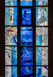 Heidelberg - Heiliggeistkirche - Nordschiff - 1. Joch, von Westen aus gezählt - Ausschnitt aus dem Fenster "Schöpfungsgeschichte - Gottes Geist über den Wassern" von Hella De Santarossa (aufgenommen im Oktober 2015, am Nachmittag) Heidelberg - Heiliggeistkirche - Nordschiff - 1. Joch, von Westen aus gezählt - Ausschnitt aus dem Fenster "Schöpfungsgeschichte - Gottes Geist über den Wassern" von Hella De Santarossa (aufgenommen im Oktober 2015, am Nachmittag)