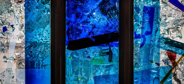 Heidelberg - Heiliggeistkirche - Nordschiff - 1. Joch, von Westen aus gezählt - Unterste Zeile des Fensters "Schöpfungsgeschichte - Gottes Geist über den Wassern" von Hella De Santarossa (aufgenommen im Oktober 2015, am Nachmittag) Heidelberg - Heiliggeistkirche - Nordschiff - 1. Joch, von Westen aus gezählt - Unterste Zeile des Fensters "Schöpfungsgeschichte - Gottes Geist über den Wassern" von Hella De Santarossa (aufgenommen im Oktober 2015, am Nachmittag)