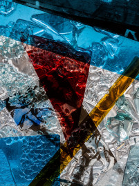 Heidelberg - Heiliggeistkirche - Nordschiff - 1. Joch, von Westen aus gezählt - Ausschnitt aus Feld (rechte Bahn, unterste Zeile) des Fensters "Schöpfungsgeschichte - Gottes Geist über den Wassern" von Hella De Santarossa (aufgenommen im Oktober 2015, am späten Nachmittag) Heidelberg - Heiliggeistkirche - Nordschiff - 1. Joch, von Westen aus gezählt - Ausschnitt aus Feld (rechte Bahn, unterste Zeile) des Fensters "Schöpfungsgeschichte - Gottes Geist über den Wassern" von Hella De Santarossa (aufgenommen im Oktober 2015, am späten Nachmittag)