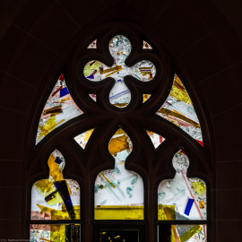 Heidelberg - Heiliggeistkirche - Nordschiff - 3. Joch, von Westen aus gezählt - Maßwerk und Felder der ersten Zeile des Fensters "Schöpfungsgeschichte - Gott sprach: es werde Licht" von Hella De Santarossa (aufgenommen im Oktober 2015, am frühen Nachmittag) Heidelberg - Heiliggeistkirche - Nordschiff - 3. Joch, von Westen aus gezählt - Maßwerk und Felder der ersten Zeile des Fensters "Schöpfungsgeschichte - Gott sprach: es werde Licht" von Hella De Santarossa (aufgenommen im Oktober 2015, am frühen Nachmittag)