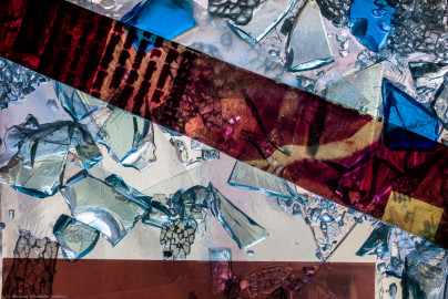 Heidelberg - Heiliggeistkirche - Nordschiff - 2. Joch, von Westen aus gezählt - Ausschnitt aus Feld (rechte Bahn, zweite Zeile) des Fensters "Schöpfungsgeschichte - Gottes Geist über dem Chaos" von Hella De Santarossa (aufgenommen im Oktober 2015, um die Mittagszeit) Heidelberg - Heiliggeistkirche - Nordschiff - 2. Joch, von Westen aus gezählt - Ausschnitt aus Feld (rechte Bahn, zweite Zeile) des Fensters "Schöpfungsgeschichte - Gottes Geist über dem Chaos" von Hella De Santarossa (aufgenommen im Oktober 2015, um die Mittagszeit)