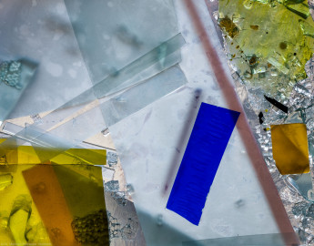 Heidelberg - Heiliggeistkirche - Nordschiff - 3. Joch, von Westen aus gezählt - Ausschnitt aus Feld (rechte Bahn, erste Zeile) des Fensters "Schöpfungsgeschichte - Gott sprach: es werde Licht" von Hella De Santarossa (aufgenommen im Oktober 2015, am Nachmittag) Heidelberg - Heiliggeistkirche - Nordschiff - 3. Joch, von Westen aus gezählt - Ausschnitt aus Feld (rechte Bahn, erste Zeile) des Fensters "Schöpfungsgeschichte - Gott sprach: es werde Licht" von Hella De Santarossa (aufgenommen im Oktober 2015, am Nachmittag)