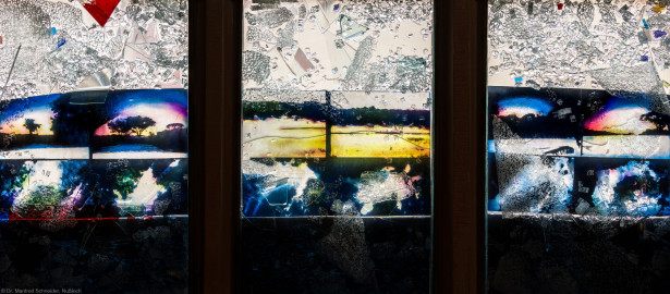 Heidelberg - Heiliggeistkirche - Nordschiff - 3. Joch, von Westen aus gezählt - Unterste Zeile des Fensters "Schöpfungsgeschichte - Gott sprach: es werde Licht" von Hella De Santarossa (aufgenommen im Oktober 2015, am späten Vormittag) Heidelberg - Heiliggeistkirche - Nordschiff - 3. Joch, von Westen aus gezählt - Unterste Zeile des Fensters "Schöpfungsgeschichte - Gott sprach: es werde Licht" von Hella De Santarossa (aufgenommen im Oktober 2015, am späten Vormittag)