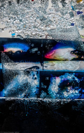 Heidelberg - Heiliggeistkirche - Nordschiff - 3. Joch, von Westen aus gezählt - Feld (rechte Bahn, unterste Zeile) des Fensters "Schöpfungsgeschichte - Gott sprach: es werde Licht" von Hella De Santarossa (aufgenommen im Oktober 2015, am späten Vormittag) Heidelberg - Heiliggeistkirche - Nordschiff - 3. Joch, von Westen aus gezählt - Feld (rechte Bahn, unterste Zeile) des Fensters "Schöpfungsgeschichte - Gott sprach: es werde Licht" von Hella De Santarossa (aufgenommen im Oktober 2015, am späten Vormittag)