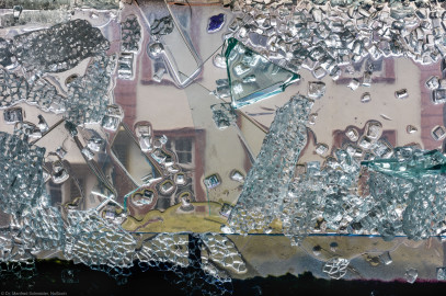 Heidelberg - Heiliggeistkirche - Nordschiff - 3. Joch, von Westen aus gezählt - Ausschnitt aus Feld (mittlere Bahn, unterste Zeile) des Fensters "Schöpfungsgeschichte - Gott sprach: es werde Licht" von Hella De Santarossa (aufgenommen im Oktober 2015, um die Mittagszeit) Heidelberg - Heiliggeistkirche - Nordschiff - 3. Joch, von Westen aus gezählt - Ausschnitt aus Feld (mittlere Bahn, unterste Zeile) des Fensters "Schöpfungsgeschichte - Gott sprach: es werde Licht" von Hella De Santarossa (aufgenommen im Oktober 2015, um die Mittagszeit)