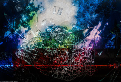 Heidelberg - Heiliggeistkirche - Nordschiff - 3. Joch, von Westen aus gezählt - Ausschnitt aus Feld (linke Bahn, unterste Zeile) des Fensters "Schöpfungsgeschichte - Gott sprach: es werde Licht" von Hella De Santarossa (aufgenommen im Oktober 2015, am frühen Nachmittag) Heidelberg - Heiliggeistkirche - Nordschiff - 3. Joch, von Westen aus gezählt - Ausschnitt aus Feld (linke Bahn, unterste Zeile) des Fensters "Schöpfungsgeschichte - Gott sprach: es werde Licht" von Hella De Santarossa (aufgenommen im Oktober 2015, am frühen Nachmittag)