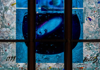 Heidelberg - Heiliggeistkirche - Nordschiff - 4. Joch, von Westen aus gezählt - Ausschnitt aus den untersten zwei Zeilen des Fensters "Schöpfungsgeschichte - Der Weltkreis ist voll vom Geiste Gottes" von Hella De Santarossa (aufgenommen im Oktober 2015, am Nachmittag) Heidelberg - Heiliggeistkirche - Nordschiff - 4. Joch, von Westen aus gezählt - Ausschnitt aus den untersten zwei Zeilen des Fensters "Schöpfungsgeschichte - Der Weltkreis ist voll vom Geiste Gottes" von Hella De Santarossa (aufgenommen im Oktober 2015, am Nachmittag)