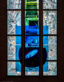 Heidelberg - Heiliggeistkirche - Nordschiff - 4. Joch, von Westen aus gezählt - Ausschnitt aus dem Fenster "Schöpfungsgeschichte - Der Weltkreis ist voll vom Geiste Gottes" von Hella De Santarossa (aufgenommen im Oktober 2015, am Nachmittag) Heidelberg - Heiliggeistkirche - Nordschiff - 4. Joch, von Westen aus gezählt - Ausschnitt aus dem Fenster "Schöpfungsgeschichte - Der Weltkreis ist voll vom Geiste Gottes" von Hella De Santarossa (aufgenommen im Oktober 2015, am Nachmittag)