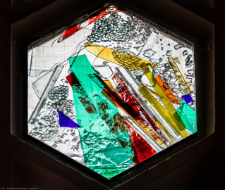 Heidelberg - Heiliggeistkirche - Nordschiff - 6. Joch, von Westen aus gezählt - Sechseck im Maßwerk des Fensters "Schöpfungsgeschichte - Der Baum der Erkenntnis" von Hella De Santarossa (aufgenommen im Oktober 2015, am Nachmittag) Heidelberg - Heiliggeistkirche - Nordschiff - 6. Joch, von Westen aus gezählt - Sechseck im Maßwerk des Fensters "Schöpfungsgeschichte - Der Baum der Erkenntnis" von Hella De Santarossa (aufgenommen im Oktober 2015, am Nachmittag)