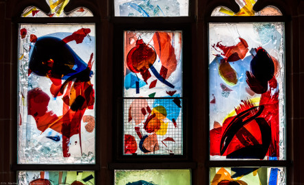 Heidelberg - Heiliggeistkirche - Nordschiff - 6. Joch, von Westen aus gezählt - Erste Zeile des Fensters "Schöpfungsgeschichte - Der Baum der Erkenntnis" von Hella De Santarossa (aufgenommen im Oktober 2015, am späten Nachmittag) Heidelberg - Heiliggeistkirche - Nordschiff - 6. Joch, von Westen aus gezählt - Erste Zeile des Fensters "Schöpfungsgeschichte - Der Baum der Erkenntnis" von Hella De Santarossa (aufgenommen im Oktober 2015, am späten Nachmittag)