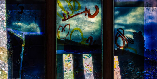 Heidelberg - Heiliggeistkirche - Nordschiff - 6. Joch, von Westen aus gezählt - Dritte Zeile des Fensters "Schöpfungsgeschichte - Der Baum der Erkenntnis" von Hella De Santarossa (aufgenommen im Oktober 2015, um die Mittagszeit) Heidelberg - Heiliggeistkirche - Nordschiff - 6. Joch, von Westen aus gezählt - Dritte Zeile des Fensters "Schöpfungsgeschichte - Der Baum der Erkenntnis" von Hella De Santarossa (aufgenommen im Oktober 2015, um die Mittagszeit)