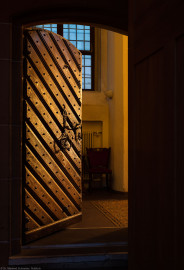 Heidelberg - Heiliggeistkirche - Nordseite - Sakristei - Tür vom Chor in Sakristei, bei beginnender Dämmerung (aufgenommen im November 2015, am späten Nachmittag) Heidelberg - Heiliggeistkirche - Nordseite - Sakristei - Tür vom Chor in Sakristei, bei beginnender Dämmerung (aufgenommen im November 2015, am späten Nachmittag)