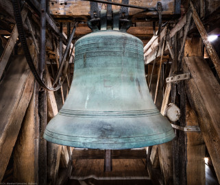 Heidelberg - Heiliggeistkirche - Glockenstuhl - Christus-Glocke von 1738 (Durchmesser 144 cm), von Osten aus gesehen (aufgenommen im November 2015, um die Mittagszeit) Heidelberg - Heiliggeistkirche - Glockenstuhl - Christus-Glocke von 1738 (Durchmesser 144 cm), von Osten aus gesehen (aufgenommen im November 2015, um die Mittagszeit)