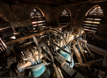 Heidelberg - Heiliggeistkirche - Glockenstuhl - 3 der 4 Glocken, von Südosten aus gesehen (v.l.n.r.: Dreifaltigkeit-Glocke (Durchmesser 93 cm), Christus-Glocke (Durchmesser 144 cm) und Maria-Glocke (Durchmesser 118,5 cm), alle von 1738 (aufgenommen im November 2015, am späten Vormittag) Heidelberg - Heiliggeistkirche - Glockenstuhl - 3 der 4 Glocken, von Südosten aus gesehen (v.l.n.r.: Dreifaltigkeit-Glocke (Durchmesser 93 cm), Christus-Glocke (Durchmesser 144 cm) und Maria-Glocke (Durchmesser 118,5 cm), alle von 1738 (aufgenommen im November 2015, am späten Vormittag)