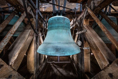 Heidelberg - Heiliggeistkirche - Glockenstuhl - Christus-Glocke von 1738 (Durchmesser 144 cm), von Osten aus gesehen (aufgenommen im November 2015, am späten Vormittag) Heidelberg - Heiliggeistkirche - Glockenstuhl - Christus-Glocke von 1738 (Durchmesser 144 cm), von Osten aus gesehen (aufgenommen im November 2015, am späten Vormittag)