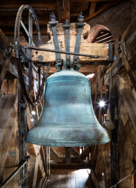 Heidelberg - Heiliggeistkirche - Glockenstuhl - Maria-Glocke von 1738 (Durchmesser 118,5 cm), von Osten aus gesehen (aufgenommen im November 2015, am frühen Nachmittag) Heidelberg - Heiliggeistkirche - Glockenstuhl - Maria-Glocke von 1738 (Durchmesser 118,5 cm), von Osten aus gesehen (aufgenommen im November 2015, am frühen Nachmittag)