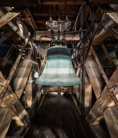 Heidelberg - Heiliggeistkirche - Glockenstuhl - Christus-Glocke von 1738 (Durchmesser 144 cm), von Westen aus gesehen (aufgenommen im November 2015, am frühen Nachmittag) Heidelberg - Heiliggeistkirche - Glockenstuhl - Christus-Glocke von 1738 (Durchmesser 144 cm), von Westen aus gesehen (aufgenommen im November 2015, am frühen Nachmittag)