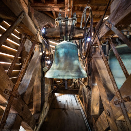 Heidelberg - Heiliggeistkirche - Glockenstuhl - Maria-Glocke von 1738 (Durchmesser 118,5 cm), von Westen aus gesehen (aufgenommen im November 2015, am frühen Nachmittag) Heidelberg - Heiliggeistkirche - Glockenstuhl - Maria-Glocke von 1738 (Durchmesser 118,5 cm), von Westen aus gesehen (aufgenommen im November 2015, am frühen Nachmittag)